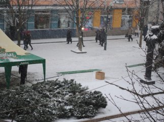 У Мукачеві розпочали встановлювати перші торгові палатки до фестивалю "Червене вино" (ФОТОФАКТ)