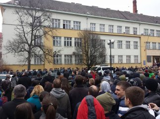 В УЖГОРОДІ МІЛІЦІЯ І “БЕРКУТ” ПЕРЕЙШЛИ НА СТОРОНУ МІТИНГУВАЛЬНИКІВ (ФОТО)