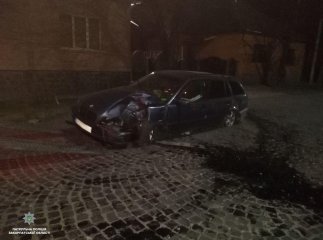 Аварія у Мукачеві: автівка врізалася в дерево