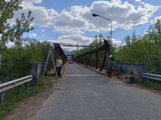 На Закарпатті міст «втомився» через фури, його перекрили