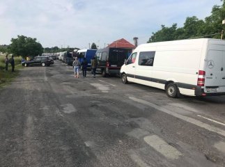 На контрольно-пропускних пунктах на Закарпатті утворились великі черги