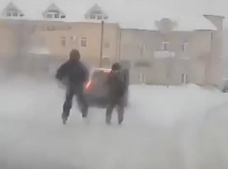 Відчайдушні екстремали з Мукачева катаються на лижах по вулицях міста
