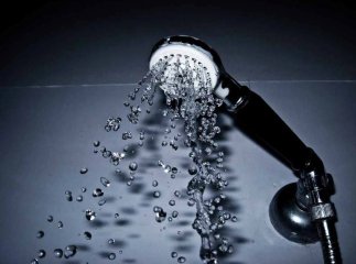 У чому користь контрастного душу та кому його не можна приймати