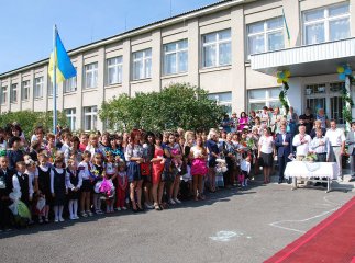 Валерій Лунченко привітав школярів з Днем знань та вручив комплекти для інтерактивного навчання