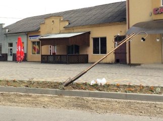 В центральній частині Бедевлі авто в’їхало у вуличний світильник