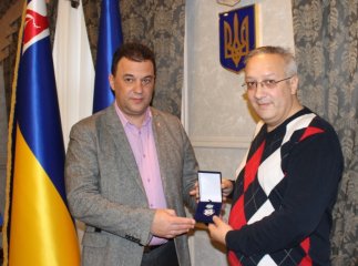 Керівники Закарпаття вручили нагороду відомому ромському музиканту