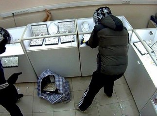 Погрожували продавцю пістолетом: на Закарпатті "обчистили" ювелірний магазин