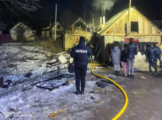 Рятувальники загасили пожежу в будинку, вогонь з якого перекинувся вже на іншу будівлю