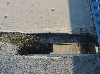 На мосту, що на вулиці Матросова у Мукачеві, утворилось небезпечне провалля