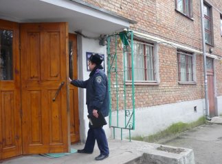 Мукачівські міліціонери проводять профілактичну бесіду з раніше засудженими