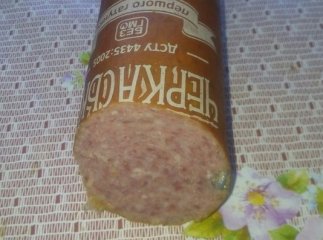 У Хусті місцевий мешканець купив в магазині ковбасу із "сюрпризом"