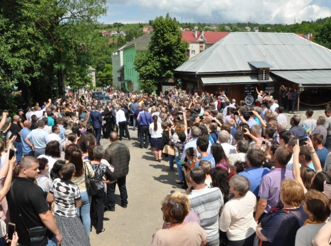 Порошенка у Воловці прийшли побачити кілька сотень людей