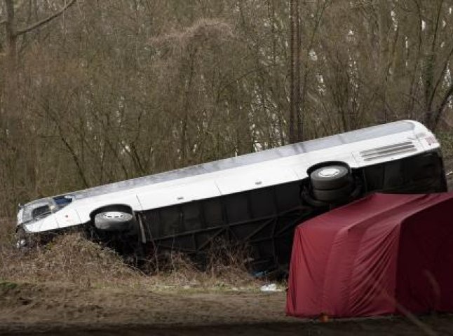 Потрапив в аварію автобус, який їхав із Закарпаття в Дніпропетровську область: 14 пасажирів травмовано