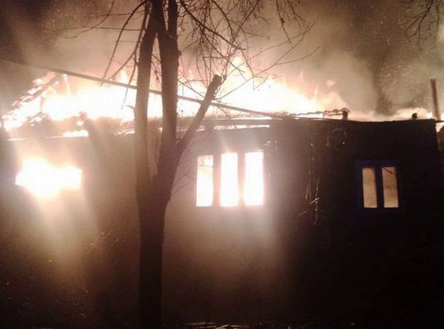 У Хусті під час пожежі врятували чоловіка: люди винесли його з палаючого будинку