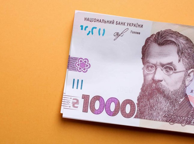10 тисяч відразу дадуть на картку, ще 30 тисяч розділять: кому нарахують гроші Виплати при усиновленні