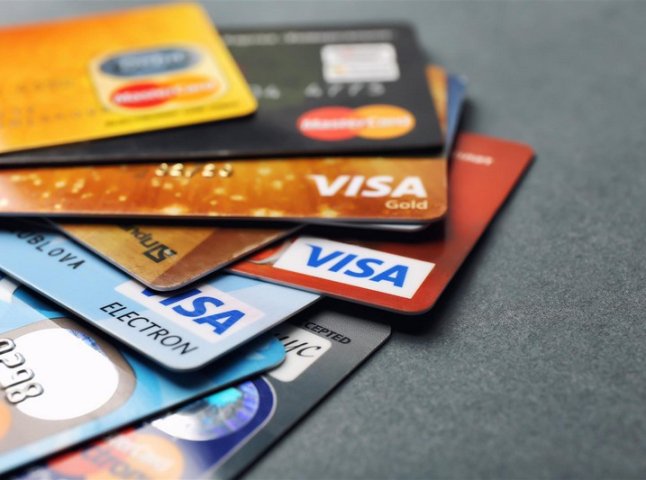 Українці будуть по-новому отримувати банківські картки