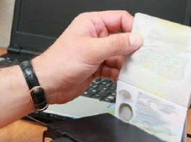 На КПП "Ужгород" прикордонники затримали українку з українським та угорським паспортами