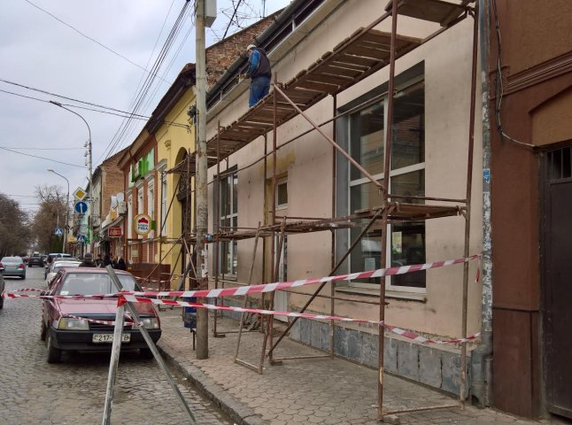 Буде оштрафовано мукачівця, який перекрив на вулиці Духновича тротуар