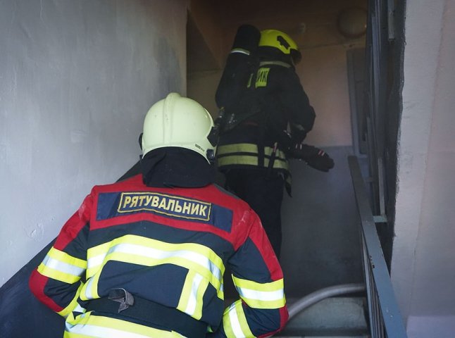 Рятувальники розповіли про чоловіка, який загинув під час нічної пожежі у Мукачеві