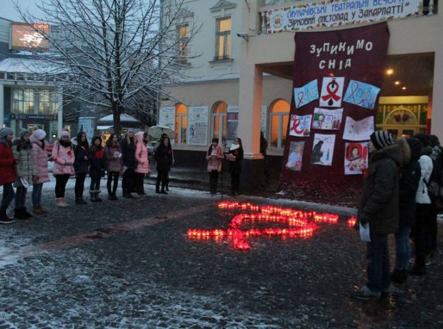 Мукачівські школярі організували флешмоб з нагоди Міжнародного дня боротьби зі СНІДом