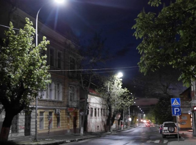 На вулицях Ужгорода встановили світлодіодні ліхтарі