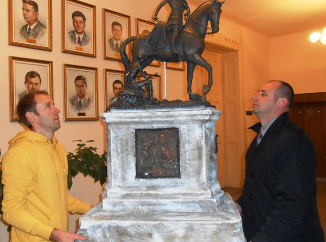 У мукачівській Ратуші встановили проект скульптури Святого Мартина (ФОТО)