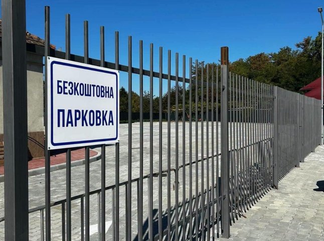 У Мукачеві відкрили парковку: хто може скористатися
