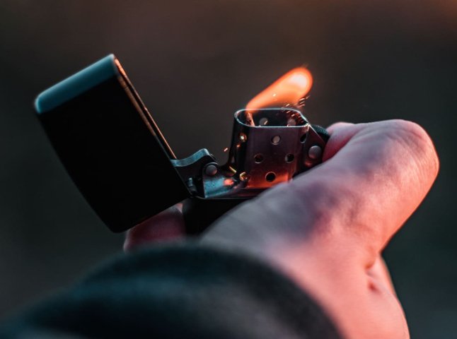 На Закарпатті чоловіка засудили за підпал дружини на очах у доньки