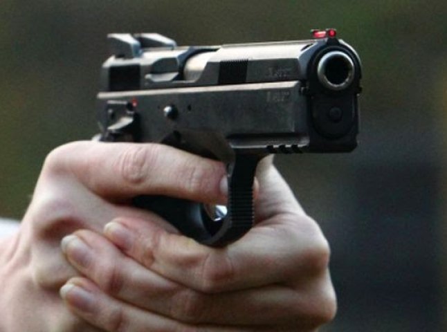 Постріли у Нижніх Воротах: патрульні затримали трьох осіб, які скоїли грабіж у Мукачеві