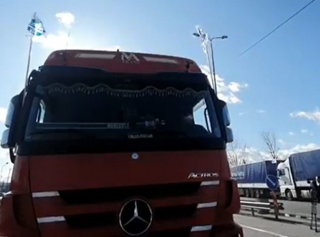 Акція протесту: понад 30 вантажівок поїхали із Мукачева на КПП "Тиса"