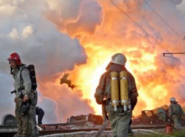 Цистерни вантажного потягу з дизпаливом перекинулись і загорілись у Львівській області