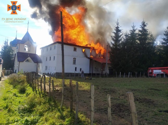 На Закарпатті горить монастир