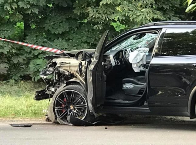 Власник "Porsche", на якому скоїли моторошне ДТП в Ужгороді, виїхав за кордон