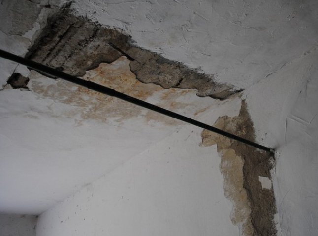 Будинок по вулиці Індустріальній у Мукачеві потребує ремонту: дах протікає, у квартирах плісінь і плями (ФОТО)