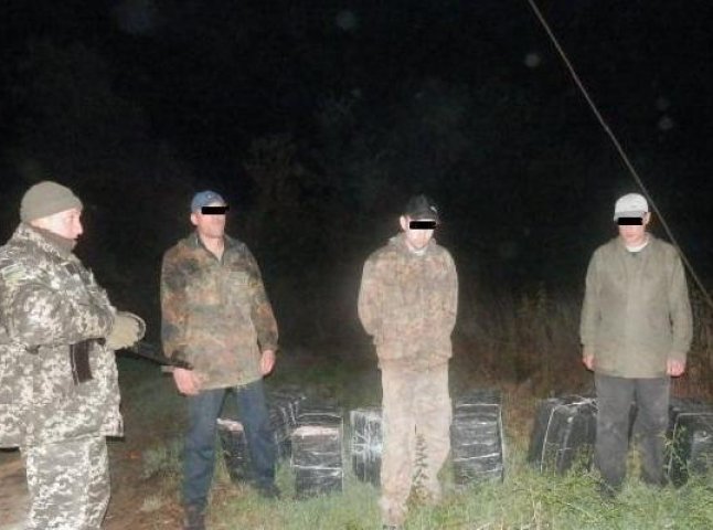 Закарпатські прикордонники затримали контрабандистів з 23-ма пакунками цигарок