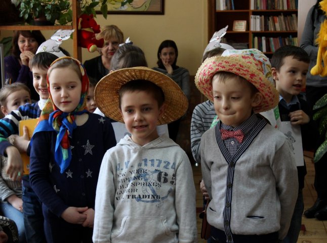 Всеукраїнський тиждень дитячого читання в Ужгороді розпочали театралізованим святом