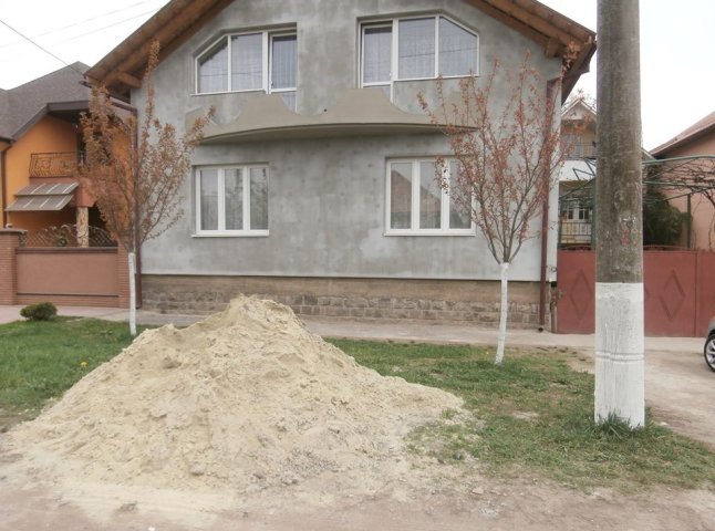 Муніципальна поліція Мукачева штрафуватиме громадян, які складають будівельні матеріали на зелених зонах