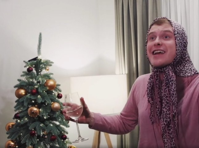 Надіємеся, що сись рік буде читавий: гуморист оприлюднив відео про Новий рік