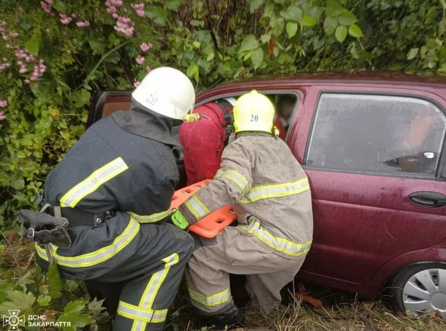 Двох людей затисло в салоні машини: в області сталась ДТП