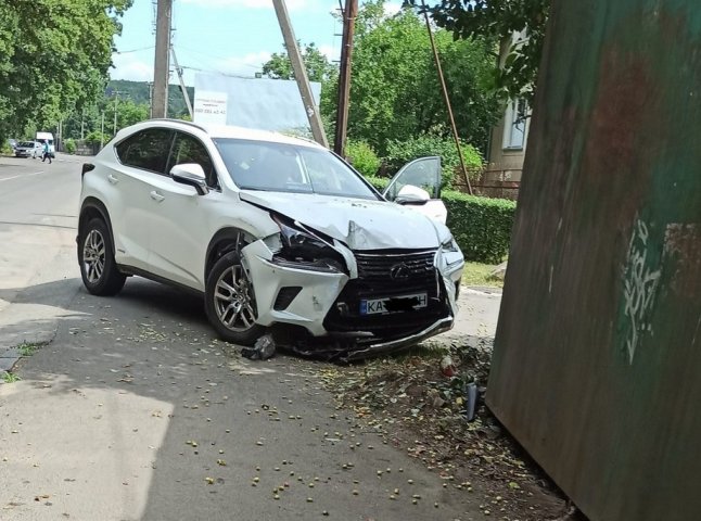 В Ужгороді сталась ДТП за участі автомобіля Lexus