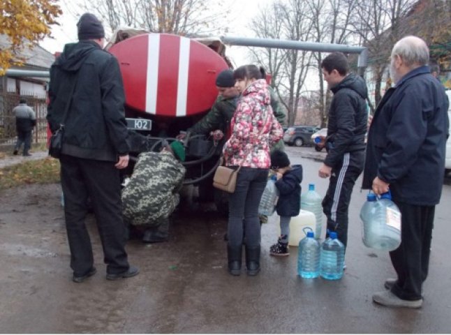Під час повені чопські прикордонники забезпечували місцевих жителів питною водою