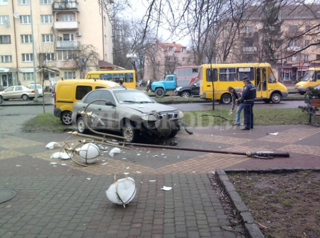 В Ужгороді "Ланос" вщент розтрощив лавицю та зніс світильник (ФОТО)