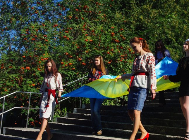 Центром Перечина пронесли стометровий стяг України, який потім урочисто освятили