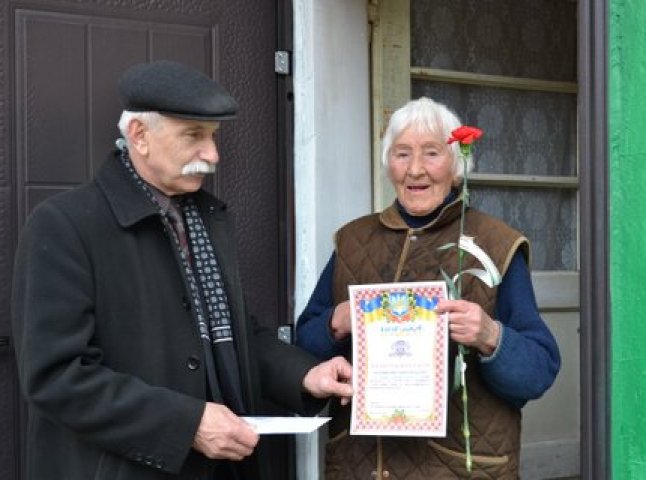 Жінок-ветеранів Великої Вітчизняної війни, які проживають у Мукачеві, також привітали з 8 Березня (ФОТО)