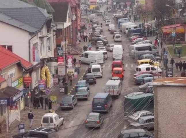 У центрі Тячева довжелезні затори