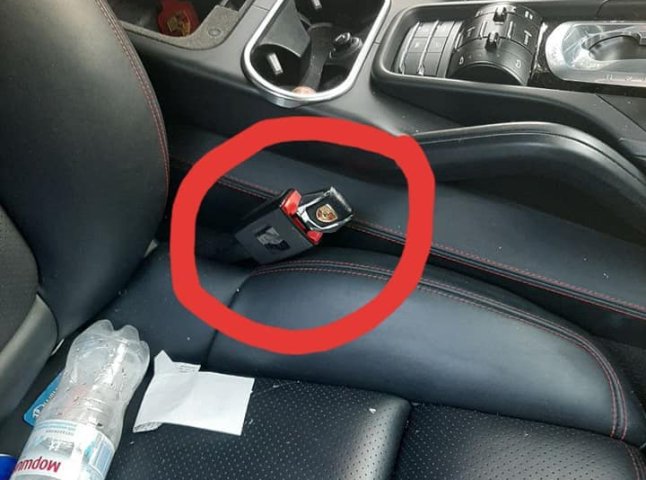 На автомобілі "Porsche", яким керувала дівчина, знайшли заглушки для ременів безпеки
