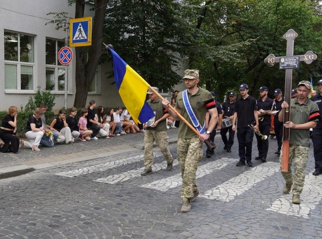 Був щирим та життєрадісним: в області провели в останню путь військового Був щирим та життєрадісним: в області провели в останню путь військового