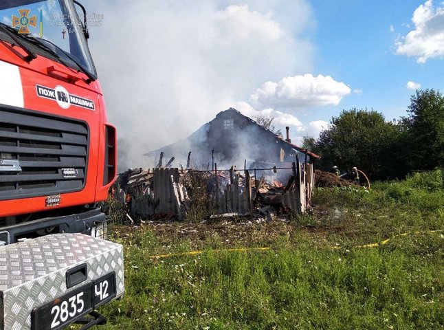 У селі на Мукачівщині кілька годин ліквідовували пожежу
