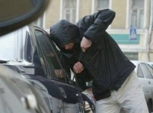У Мукачеві з автомобіля викрали 20 тисяч гривень, 465 доларів та 6 тисяч форинтів