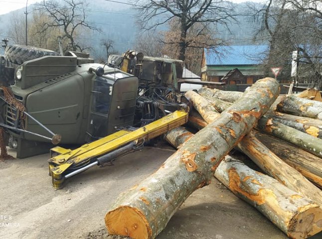 На Закарпатті перекинувся завантажений деревиною лісовоз